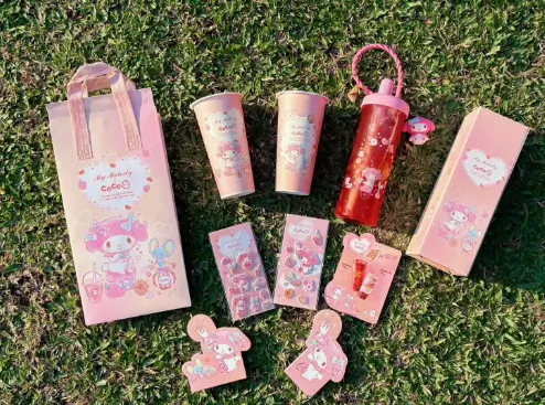 門市消費飲品滿百元可獲得「美樂蒂泡泡貼紙」，「美樂蒂粉Q保溫袋」則可加19元帶走。