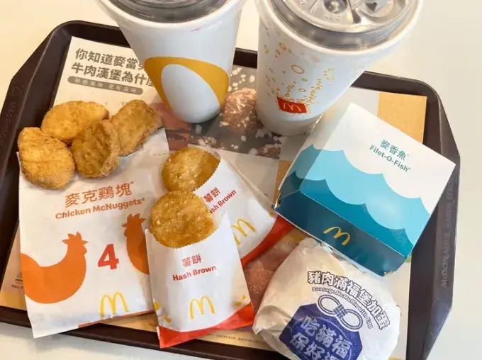 早餐時段單點「質感焙果系列」如蕈菇嫩蛋焙果堡、番茄嫩蛋焙果堡，贈送「薯餅」１份
